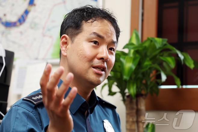 김용혁 서울경찰청 한강경찰대장(경정)이 9일 오전 서울 마포구 한강경찰대 망원한강치안센터에서 뉴스1과 인터뷰를 하고 있다. 2025.5.9/뉴스1 ⓒ News1 황기선 기자