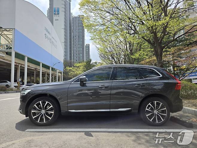 볼보자동차의 중형 스포츠유틸리티차(SUV) 'XC60' 측면부 모습. 2025.04.21/뉴스1 김성식 기자