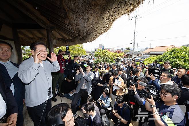 경청투어에 나선 이재명 더불어민주당 대통령 후보가 11일 오후 전남 강진군 강진읍 사의재를 찾아 시민들에게 인사말을 하고 있다. 2025.5.11/뉴스1 ⓒ News1 이재명 기자