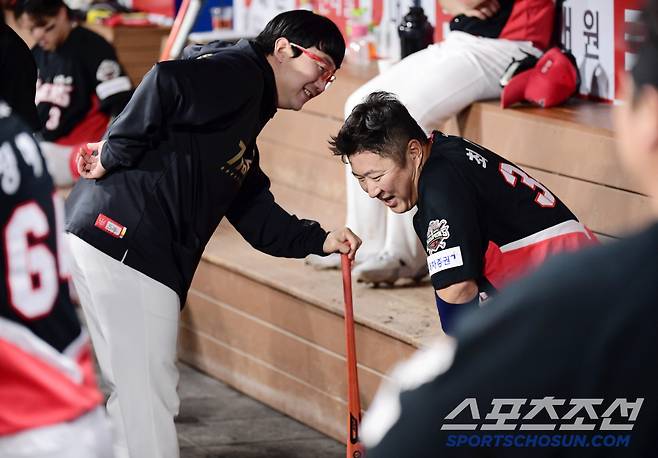 7일 고척돔에서 열린 KBO리그 키움과 KIA의 경기. 6회 KIA 최형우가 2타점 3루타를 날렸다. 3루까지 내달린 최형우가 허리를 아파하자 방망이를 짚고 능청스럽게 놀리고 있는 양현종. 고척=송정헌 기자songs@sportschosun.com