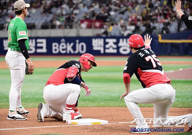 '불혹' 올 시즌 첫 3루타 날린 KIA 최형우.