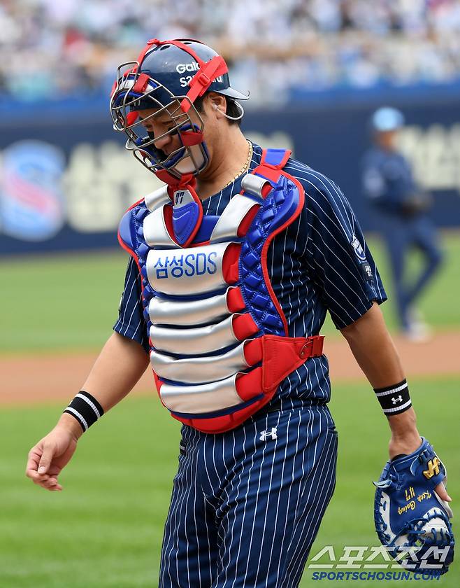 경기 직전 포수 강민호는 웃음을 참기 위해 애썼다.