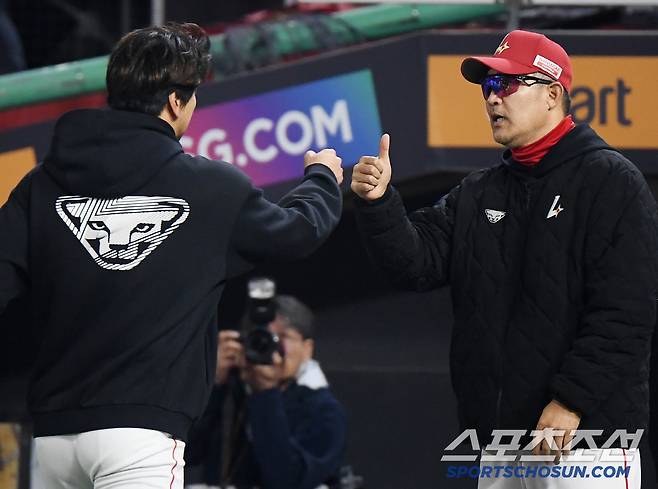 11일 인천 SSG랜더스필드에서 열린 KIA-SSG의 더블헤더 2차전. SSG가 1, 2차전을 모두 승리했다. 이숭용 감독이 김광현을 맞이하고 있다. 인천=정재근 기자 cjg@sportschosun.com/2025.5.11/