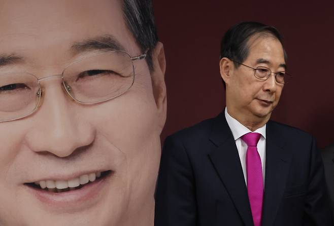 한덕수 대통령선거 예비후보가 11일 서울 여의도 캠프 사무실에서 기자회견을 마친 뒤 이동하고 있다. /연합뉴스