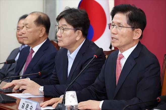 김문수 국민의힘 대선 후보가 11일 오후 국회에서 열린 국민의힘 제1차 선거대책위원회 회의에서 모두발언을 하고 있다. ⓒ데일리안 홍금표 기자