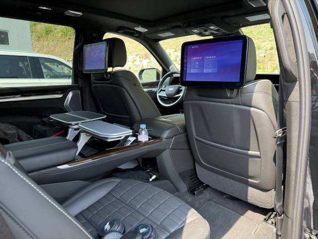 2열 이그제큐티브 시트 패키지를 통해 14방향 전동 마사지 시트, 접이식 트레이, 헤드레스트 스피커 등을 경험할 수 있다.