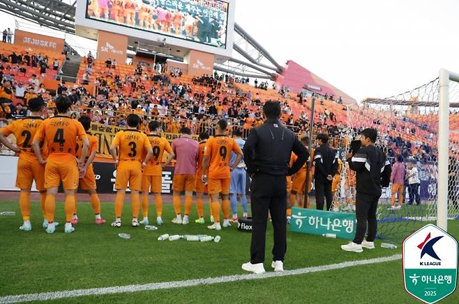 6일 제주월드컵경기장에서 끝난 강원FC와의 12라운드서 0-3으로 패한 뒤 팬들 앞에 선 김학범 감독과 제주 선수단의 모습. 사진=프로축구연맹