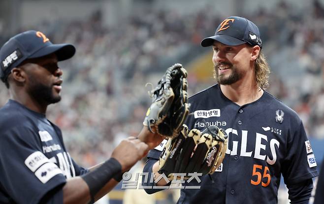 11일 오후 서울 고척스카이돔에서 열린 2025 프로야구 한화 와 키움 경기. 한화 선발 와이스가 3회 키움 송성문의 깊숙한 타구를 중견수 플로리얼이 잡아내자 미소 짓고있다. 고척=정시종 기자 capa@edaily.co.kr /2025.05.11.