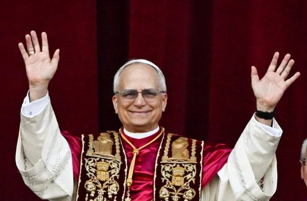 제267대 교황으로 선출된 레오 14세 교황이 지난 8일(현지시간) 바티칸 성 베드로 대성당 발코니에서 군중에게 손을 흔들고 있다. AP 연합뉴스
