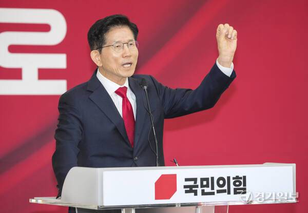 지난 9일 국민의힘 경기도당 5층 강당에서 열린 제21대 대통령 선거 국민의힘 경기도당 선거대책위원회 발대식에 참석한 김문수 대선 후보와 인사말을 하고 있다. 윤원규 기자