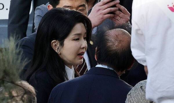 윤석열 전 대통령의 부인 김건희 여사가 11일 서울 서초구 아크로비스타 사저 앞에 도착해 지지자 및 주민들과 인사하고 있다. 연합뉴스