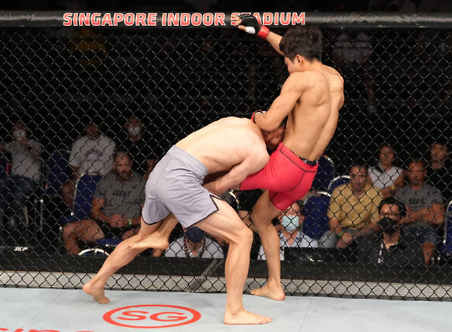 제2대 로드FC 페더급 챔피언 이정영이 2022년 6월 싱가포르체육관 Road to UFC 시즌1 토너먼트 준준결승에서 넘어지고 있다. 사진=TKO