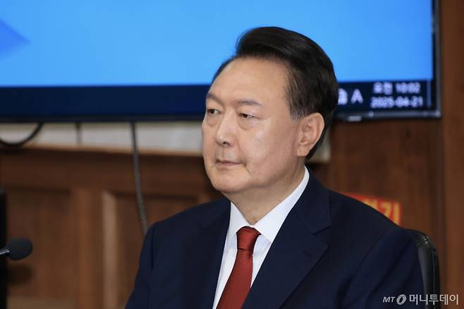 12·3 비상계엄을 선포해 내란 우두머리 혐의로 재판에 넘겨진 윤석열 전 대통령이 21일 오전 서울 서초구 서울중앙지법 417호 법정에 앉아 재판 시작을 기다리고 있다. 2025.04.21. /사진=뉴시스