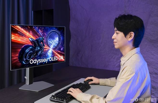 삼성전자 모델이 세계 최초 500Hz 초고주사율이 적용된 OLED 게이밍 모니터 '오디세이 OLED G6'를 체험하고 있다./사진=삼성전