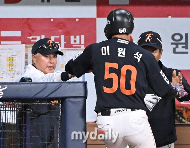 9일 오후 서울 고척동 고척스카이돔에서 진행된 '2025 프로야구 KBO리그' 키움히어로즈와 한화 이글스의 경기. 한화 김경문 감독이 7회초 1사 2,3루서 문현빈의 희생타때 홈을 밟은 이원석과 환호하고 있다./고척=송일섭 기자 andlyu@mydaily.co.kr