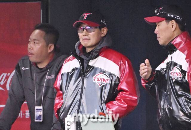 3일 오후 서울 잠실야구장에서 진행된 '2025 프로야구 KBO리그' LG트윈스와 SSG랜더스의 경기. LG 염경엽 감독이 경기를 지켜보고 있다./마이데일리