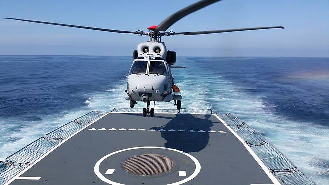 마린온 상륙기동헬기가 해군 함정 비행갑판에 착륙을 시도하고 있다. 세계일보 자료사진