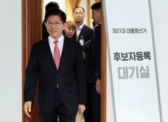 환한 얼굴의 김문수 후보 - 김문수 국민의힘 대선 후보가 11일 오전 경기 과천 중앙선거관리위원회에서 제21대 대통령 선거 후보자 등록을 하고 있다. 2025.5.11 뉴스1