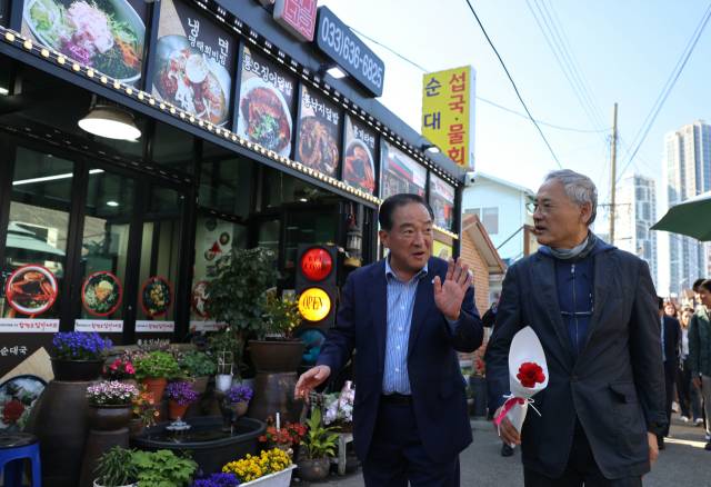유인촌 문체부 장관이 7일 이병선 속초시장과 아바이마을 식당가를 둘러보고 있다. 사진 제공=문체부