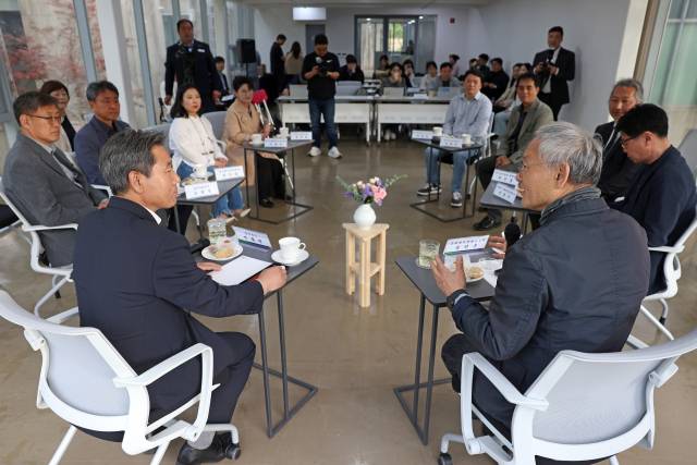 유인촌 문체부 장관이 8일 양구군 지역 문화예술인들과 간담회를 하고 있다. 사진 제공=문체부