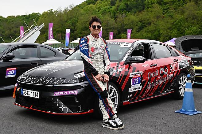 레이스카와 함게 포즈를 취하고 있는 구준학 대표. 사진 김학수 기자