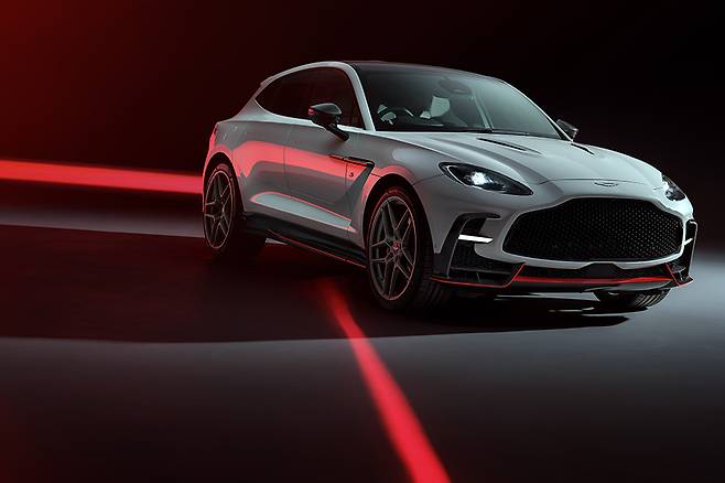 애스턴마틴 DBX S 공개