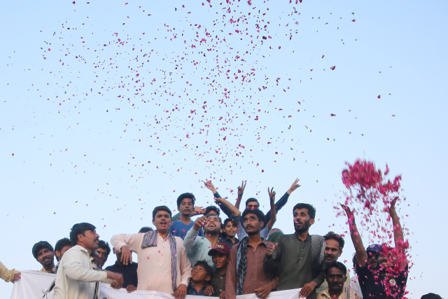 10일(현지 시간) 파키스탄 물탄에서 파키스탄 국민들이 파키스탄과 인도 간 휴전을 자축하고 있다. 파키스탄의 이샤크 다르 부총리 겸 외무장관은 이날 파키스탄과 인도가 즉각적인 효력을 발휘하는 휴전에 합의했다고 밝혔다. 신화연합뉴스