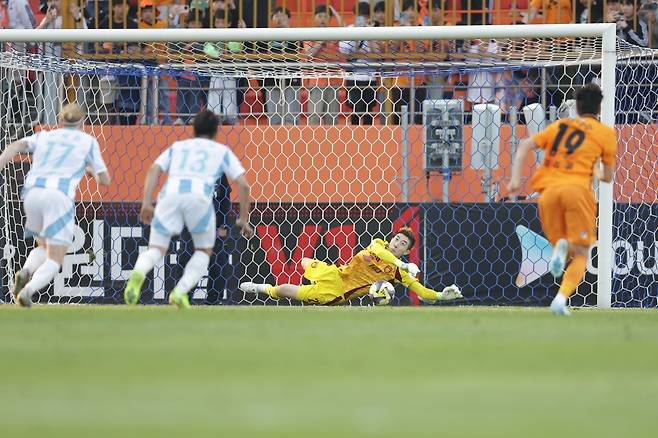 울산 조현우(뒤)가 11일 제주월드컵경기장에서 열린 제주와 2025시즌 K리그1 13라운드 원정경기 후반 49분 유리 조나탄의 PK를 막아내고 있다. 조현우의 PK 선방에 힘입은 울산이 2-1로 이겼다. 사진제공|한국프로축구연맹