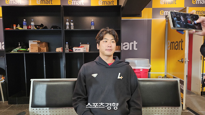SSG 김광현이 11일 인천 KIA전 승리 후 더그아웃에서 인터뷰하고 있다.