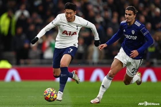 손흥민(왼쪽)을 따라가는 파스칼 스트라위크. /AFPBBNews=뉴스1