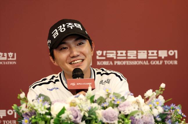 옥태훈이 10일 KPGA 클래식 2라운드를 선두로 마치고 인터뷰를 하고 있다. /사진=KPGA 제공