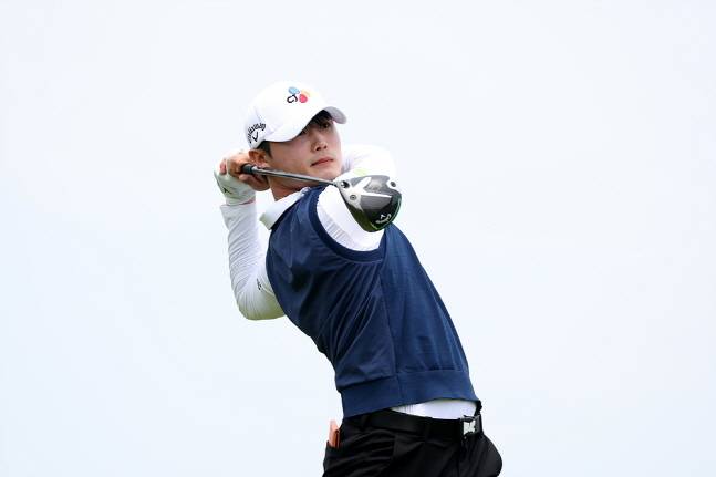 배용준이 11일 KLPGA 클래식 3라운드 2번 홀에서 드라이버 티샷을 날리고 있다. /사진=KLPGA 제공