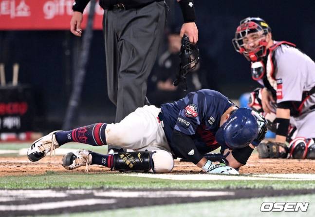 롯데 손성빈이 11일 수원 KT전 더블헤더 2차전에서 8회초 무사에서 손동현에게 헤드샷을 맞고 쓰러졌다.