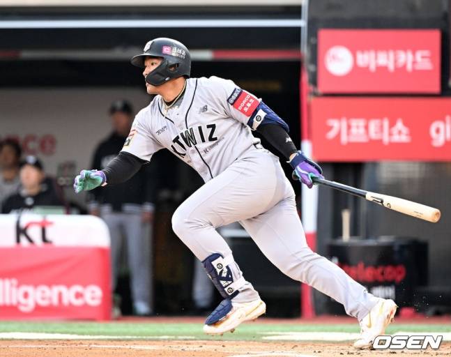 KT 안현민이 11일 수원 롯데전 1회말 2사 2루에서 좌중간 1타점 적시타를 치고 있다.