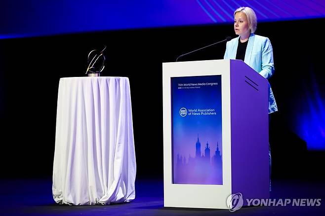 세계 뉴스 미디어 총회에서 개막 연설하는 WAN-IFRA 회장 (크라쿠프 EPA=연합뉴스) 라디아 하임가르트너 세계뉴스발행사협회(WAN-IFRA) 회장이 폴란드 크라쿠프에서 지난 4일(현지시간) 개막한 제76회 세계 뉴스 미디어 총회에서 연설하고 있다. 2025.5.9 photo@yna.co.kr