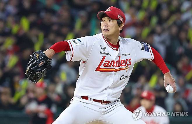 역투하는 김광현 (인천=연합뉴스) 임순석 기자 = 11일 인천 SSG랜더스필드에서 열린 프로야구 2025 신한 SOL 뱅크 KBO리그 KIA 타이거즈와 SSG 랜더스의 더블헤더 2차전. 7회 초 SSG 선발 김광현이 역투하고 있다. 2025.5.11 soonseok02@yna.co.kr