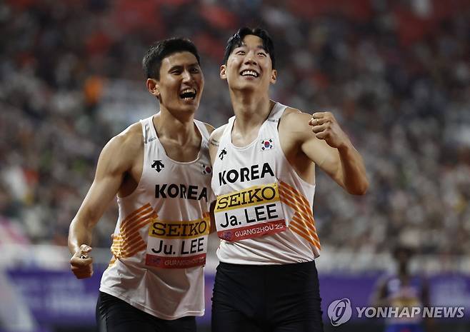 남자 400m 계주팀, 또 한국 신기록 (광저우 로이터=연합뉴스) 11일 중국 광저우에서 열린 2025 세계육상릴레이선수권 남자 400m 계주 패자부활전 1조 경기에서 한국 대표팀 앵커로 나선 이준혁(왼쪽)이 한국 신기록을 합작한 이재성과 기뻐하고 있다.