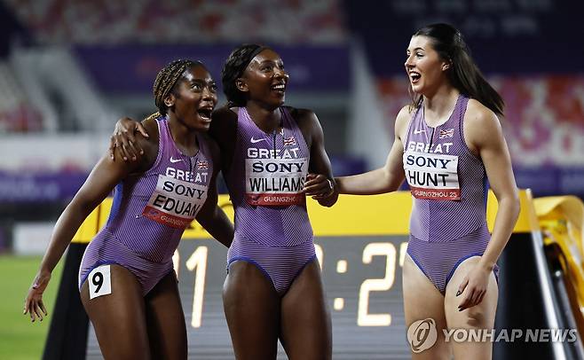 여자 400m 계주에서 우승한 영국 (광저우 로이터=연합뉴스) 11일 중국 광저우에서 열린 2025 세계육상릴레이선수권 여자 400m 계주 결선에서 우승한 영국 대표팀.
