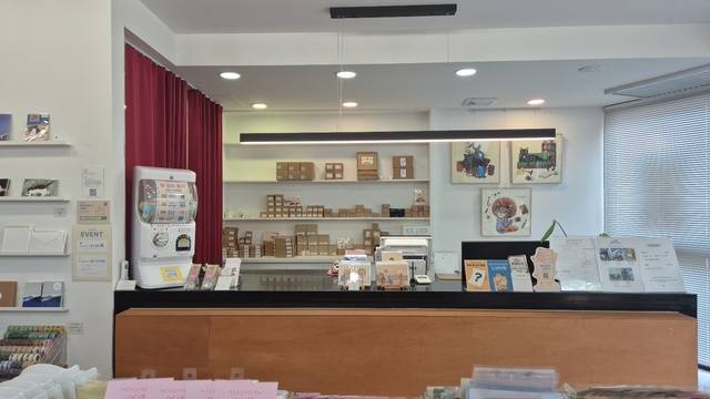 카운터 옆쪽에는 엽서가 전시되어 있었고, 그 앞으로는 판매하고 있는 굿즈가 진열되어 있다. 금민아 인턴