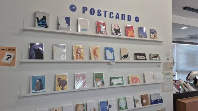 라이크디즈위드는 신인 작가나 지역 작가들의 작품이 전시되는 갤러리이다. 오는 27일까지 열리고 있는 찹스타의 'Cat is always right!'의 카운터 옆쪽에는 엽서가 전시되어 있다. 금민아 인턴