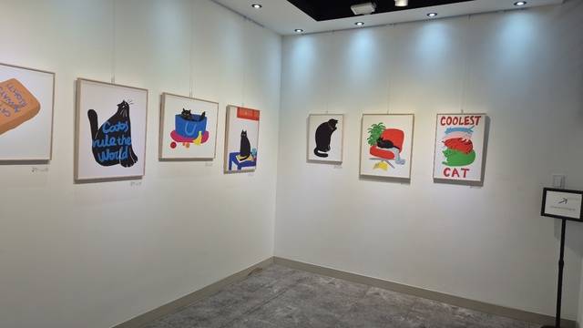 찹스타 작가의 「Cat is always right!」이라는 주제로 출품된 29점의 작품이 전시되고 있다. 금민아 인턴