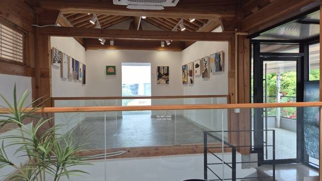 C동으로 가려면 문을 열고 테라스로 나가야 한다. 이곳에서 기념 사진을 찍어도 좋고, 걸터 앉아 잠시 여유를 즐겨도 좋을 것 같다. 금민아 인턴