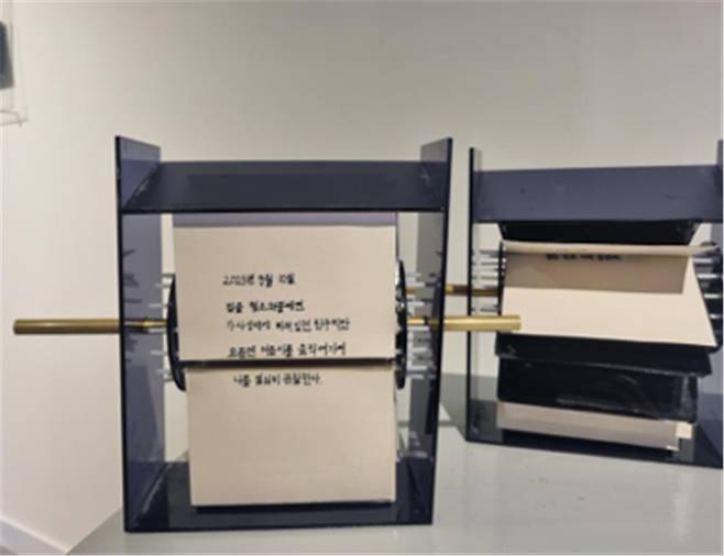 김지오, 0에 대하여, 2024, 아크릴, 거울지, 필름 위 스프레이, 24x21cm / 사진=스튜디오126