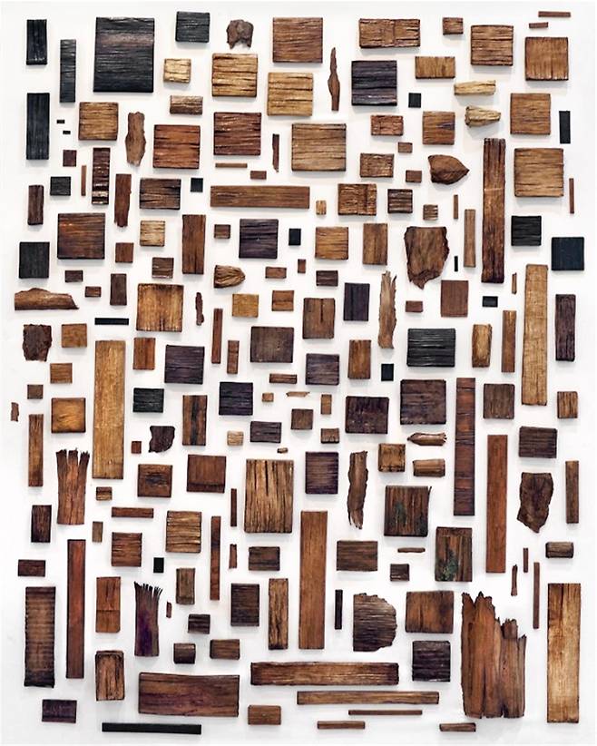 김현경, W.2407, 2024, 종이에 커피 염색, 먹물, 면실(그린), 글루, 116.8x91cm / 사진=스튜디오126