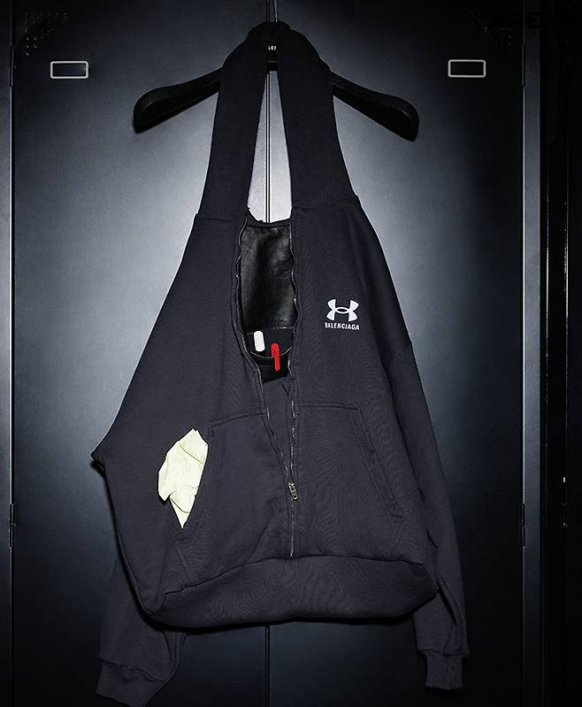 후디 숄더백 가격미정 발렌시아가×언더아머 제품.