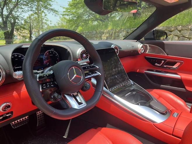 '12.3인치 운전석 계기판과 11.9인치 센터 디스플레이가 적용된 메르세데스-AMG 43 실내' 사진=이상진