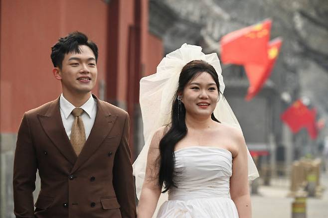 중국 베이징 자금성 인근 거리에서 한 커플이 웨딩 사진을 촬영하고 있다. (사진=AFP)
