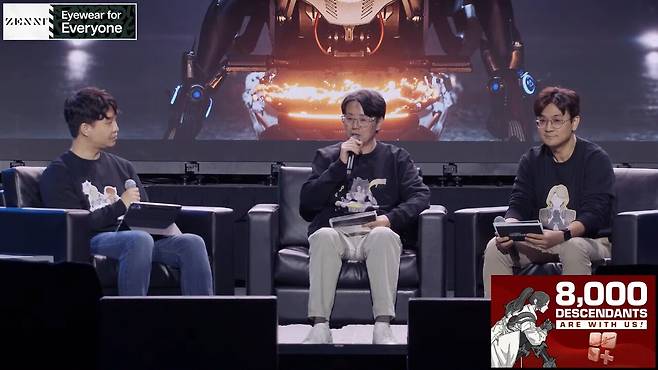 - 팍스 이스트 2025 무대에서 라이브 방송을 진행하는 이범준 PD, 주민석 디렉터