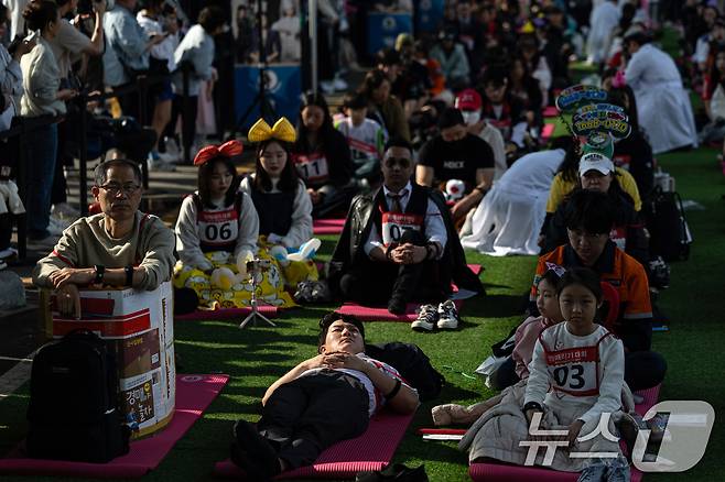 11일 오후 서울 서초구 잠수교에서 열린 '2025 한강 멍때리기 대회' 참가자들이 멍하니 있다. ⓒ News1 이승배 기자