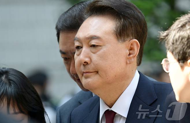 12·3 비상계엄 사태와 관련해 내란 우두머리 혐의 등으로 기소된 윤석열 전 대통령이 12일 서울 서초구 서울중앙지방법원으로 출석하고 있다. 2025.05.12 사진공동취재단 ⓒ News1 사진공동취재단